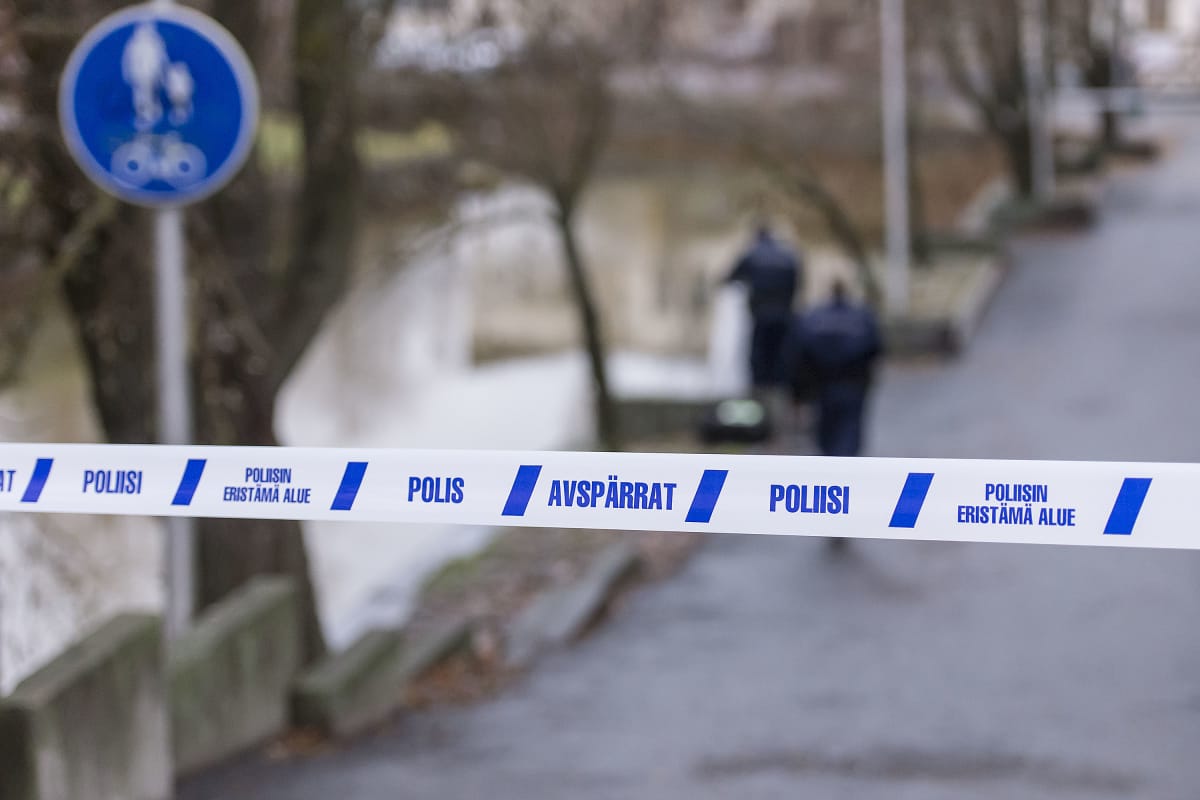 Poliisin eristysnauhaa turmapaikan lähellä.