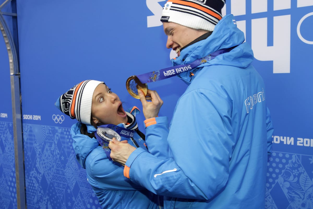 Kerttu ja Iivo Niskanen riemuitsevat pariviestin mitaleistaan Sotshin olympialaisissa.