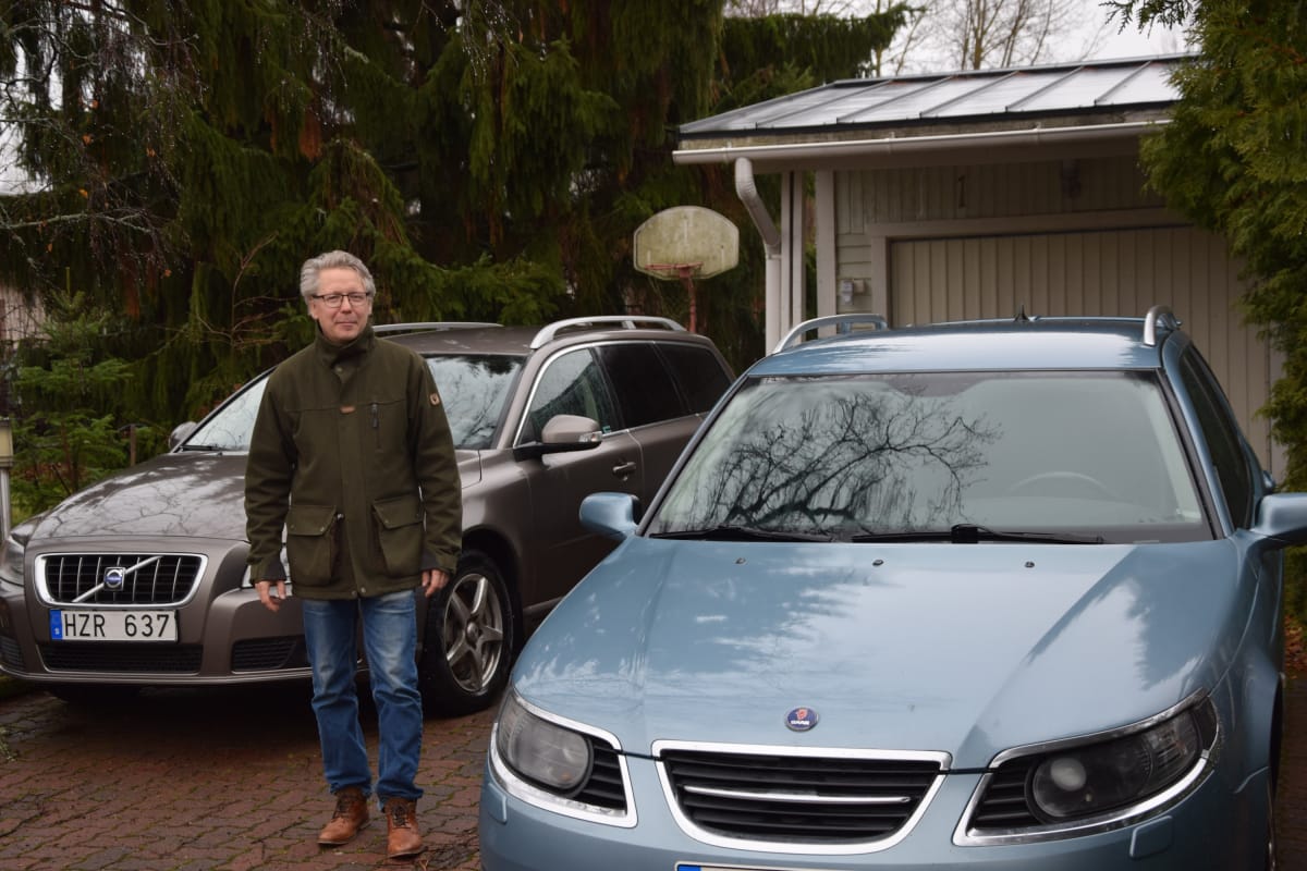 Juha-Pekka Aikolan pihassa on kaksi Ruotsista tuotua autoa.