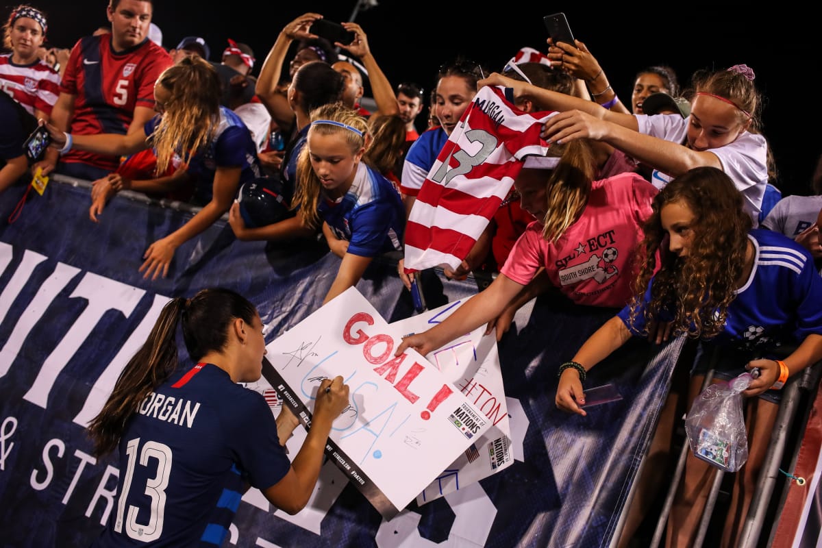 Alex Morgan jakaa nimikirjoituksia