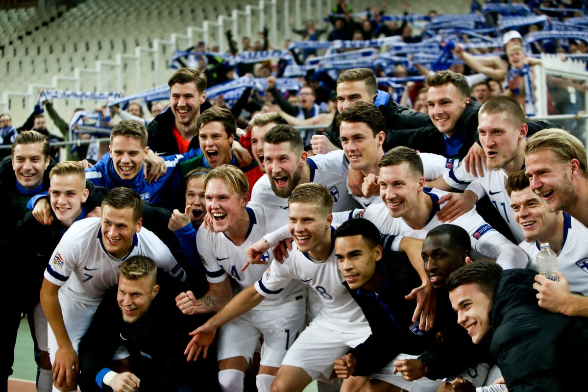 Huuhkajat juhlii lohkovoittoa.