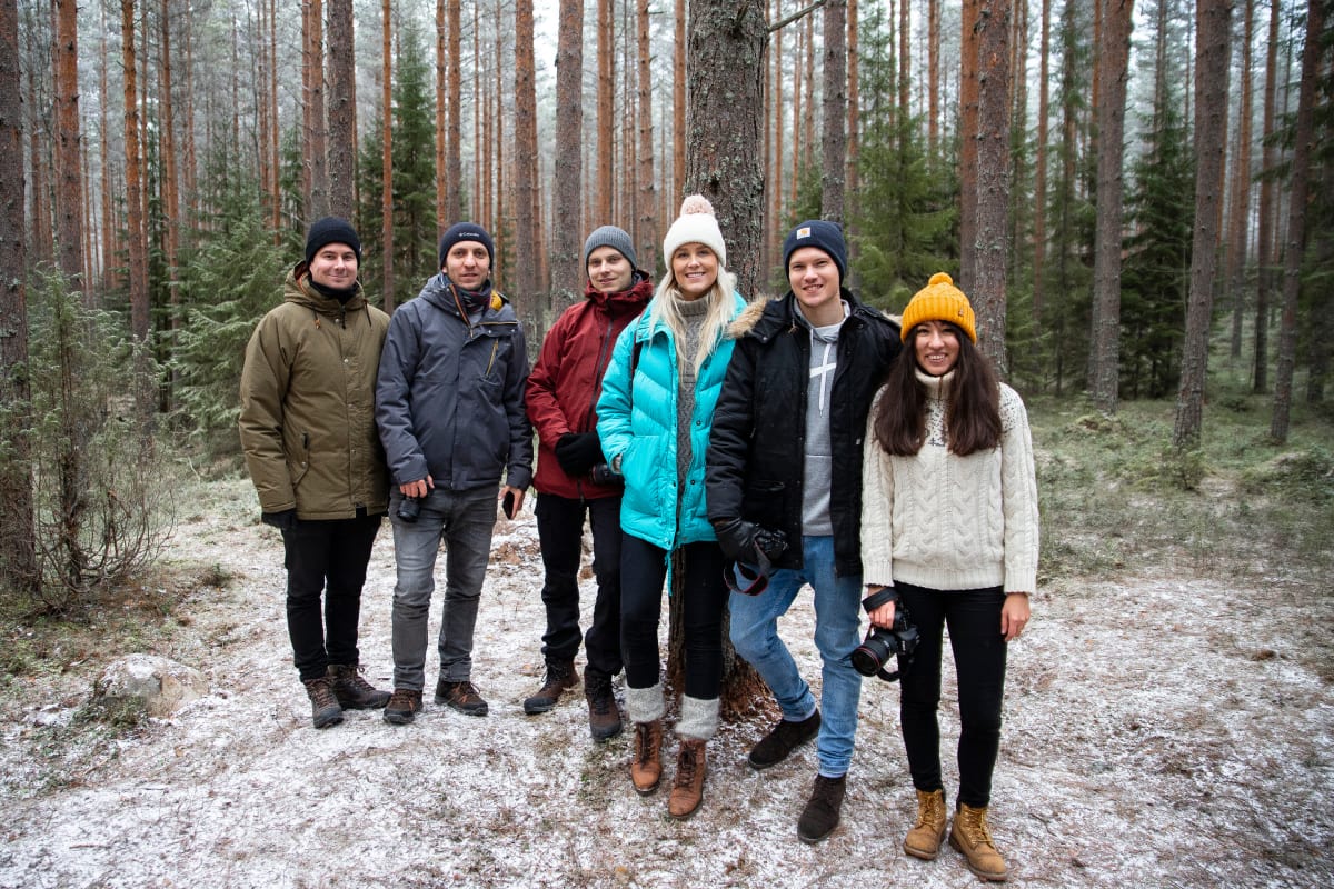 Pekka Pelkonen, Magomed Shapiev, Sakari Savolainen, Ása Steinarsdóttir, Julian Herbrig ja Julia Kivelä metsässä.