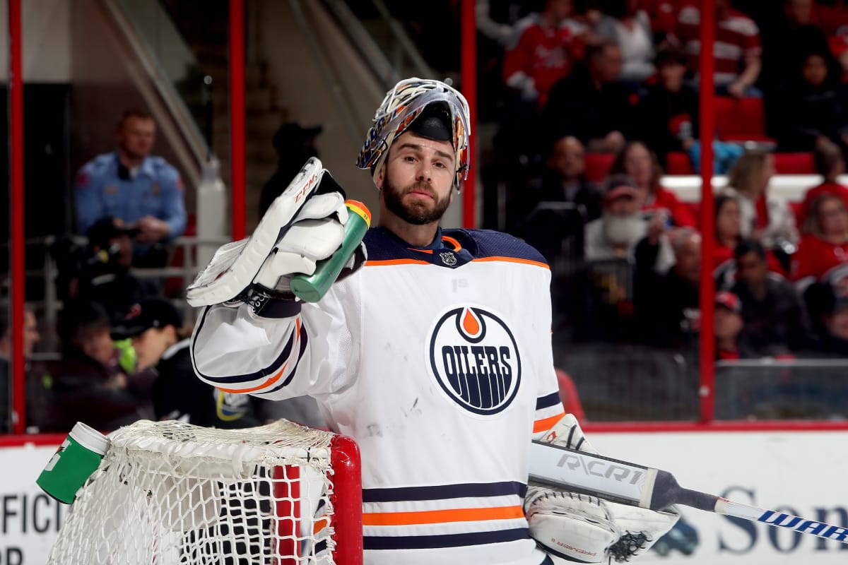 Cam Talbot ottaa huikkaa vesipullosta Oilersin maalilla.