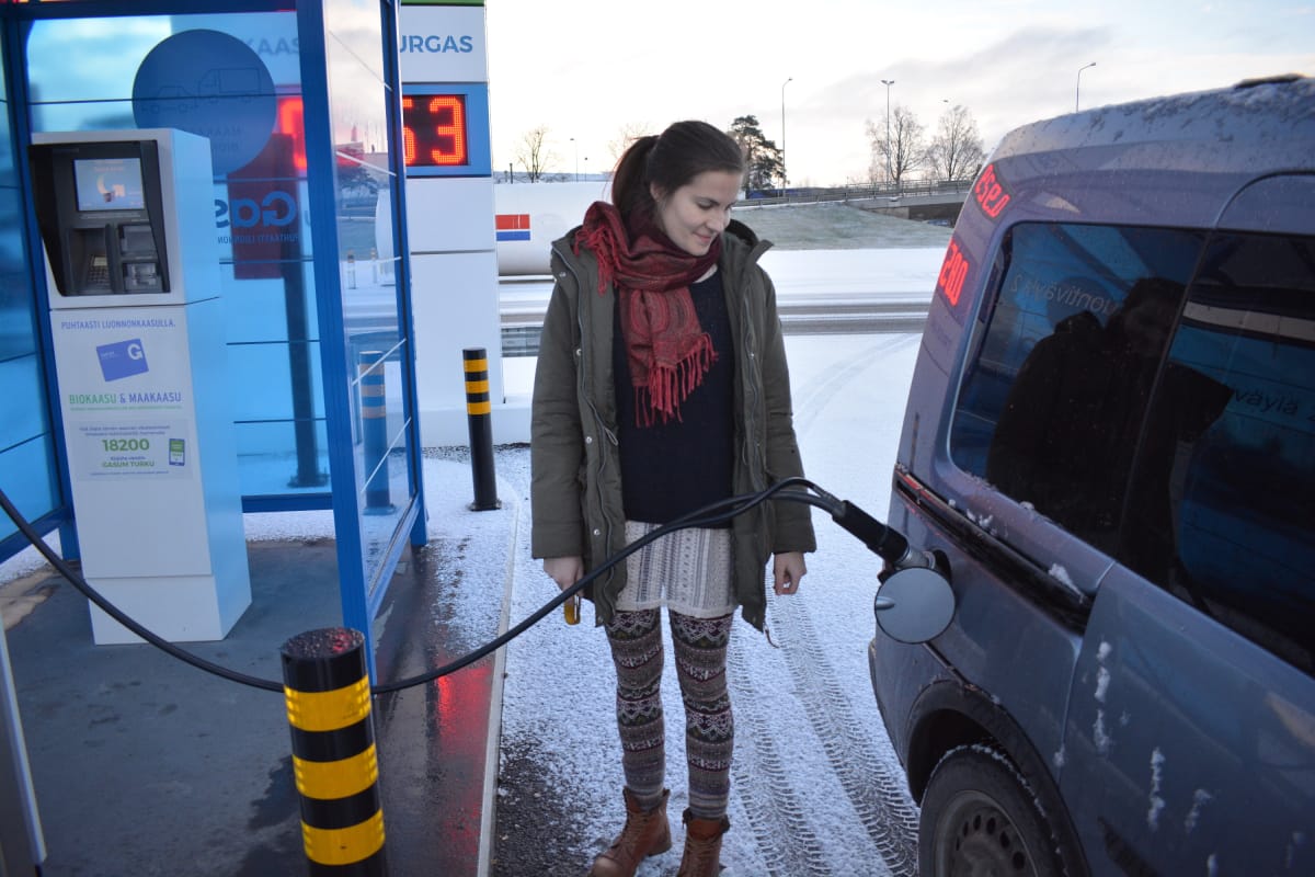 Natalie Helenius on jo tottunut kaasuauton tankkaamiseen.