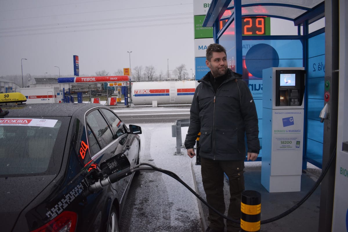 Yrittäjä Deniz Söderström tankkaa yhtä takseistaan.