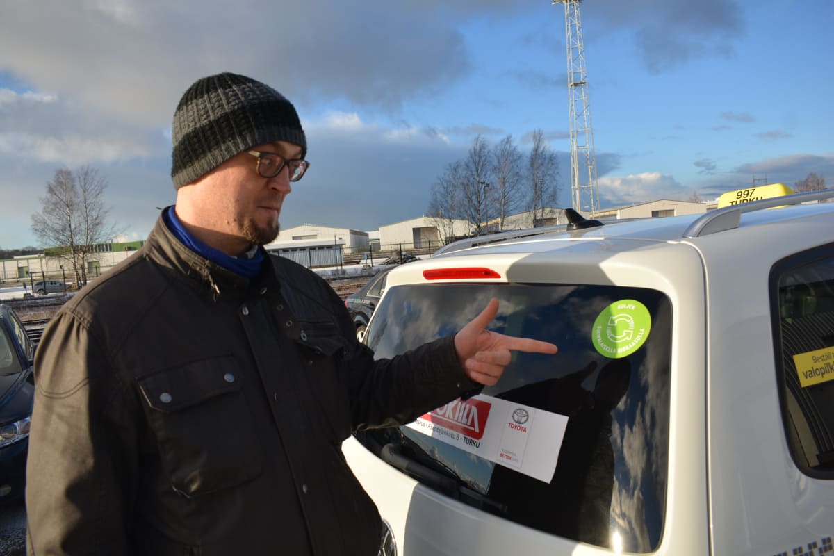 Taksinkuljettaja Sven Rogers osoittaa merkkiä, joka kertoo auton kulkevan kaasulla.