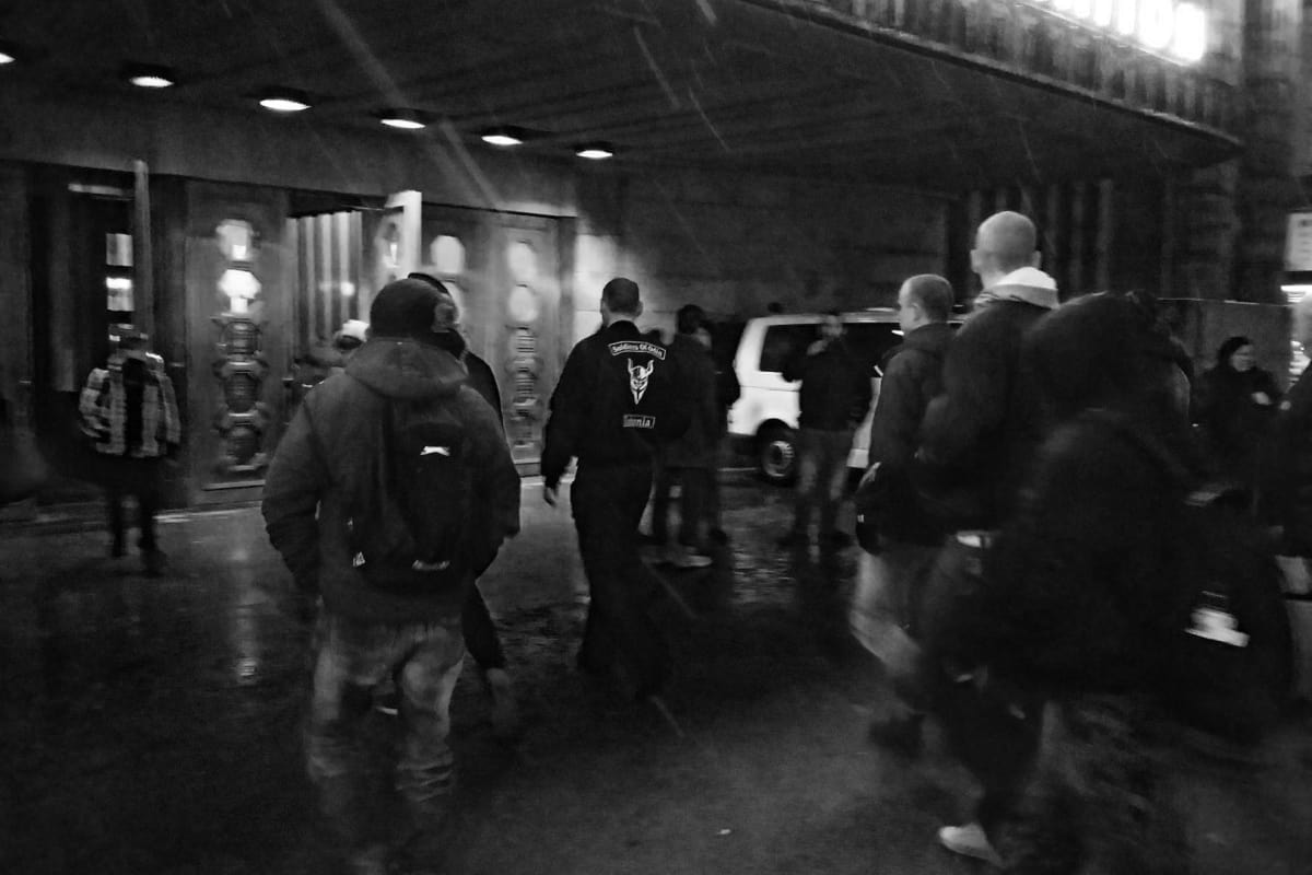 Soldiers of Odin -ryhmän jäseniä Helsingin Rautatieasemalla illalla 6. helmikuuta 2016.