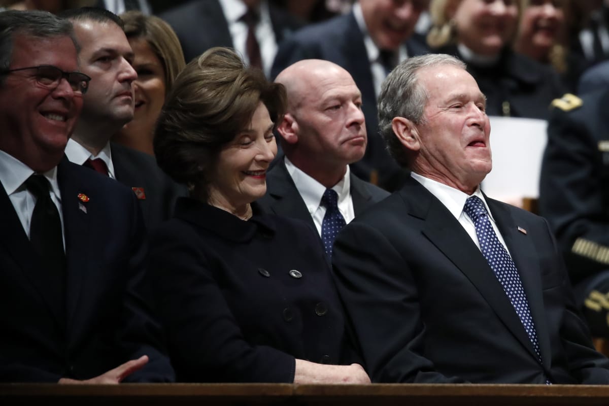 Yhdysvalloissa hautajaisetiketti ei aina vaadi vakavuutta. Kuvassa Yhdysvaltain 43:s presidentti George W. Bush ja puoliso Laura Bush.