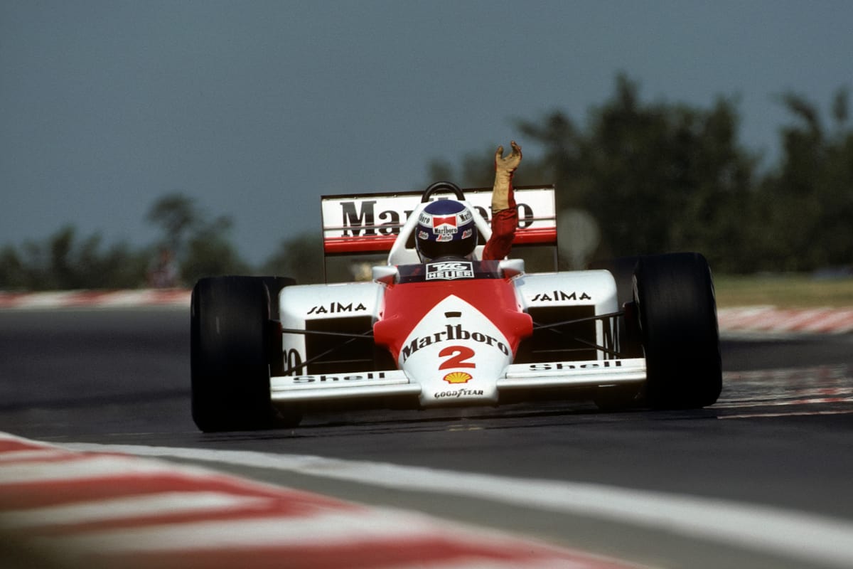 Keke Rosberg tuulettaa F1-autoa ajaessaan.