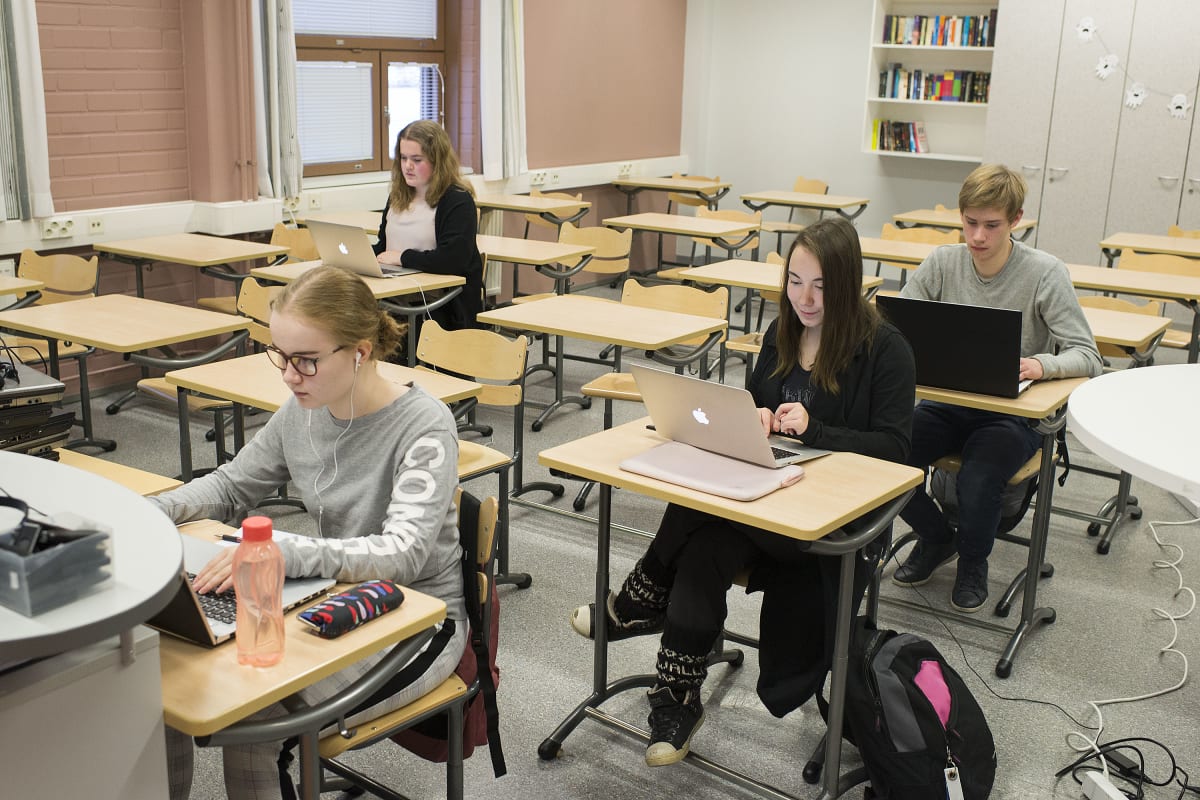 Kannuksen lukion oppilaita tekemässä äidinkielen koetta.