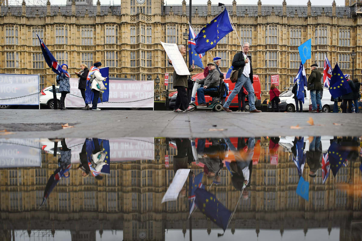 Brexit-erosopimuksen vastustajat osoittavat mieltään parlamenttitalon edustalla Lontoossa.