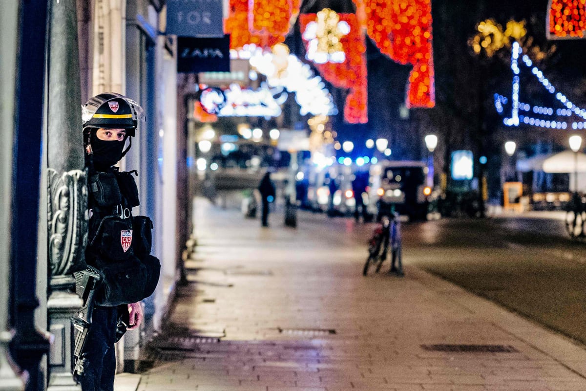 Ranskalainen poliisi seisoo vartiossa porttikongissa lähellä joulutoria 11. joulukuuta.