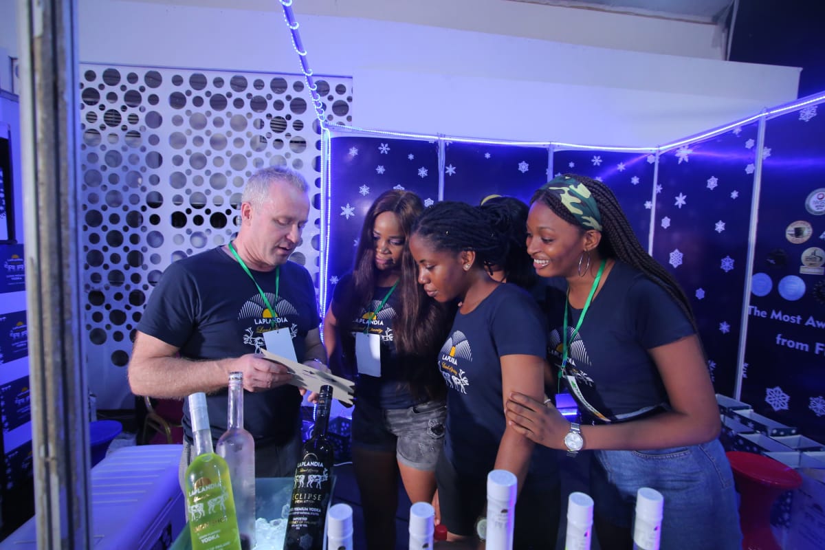 Shaman Spiritsin toimitusjohtaja Ilpo Sulkala ohjeistaa esittelijöitä Nigerian Lagosissa järjestetyssä International Drinks Festival -tapahtumassa.