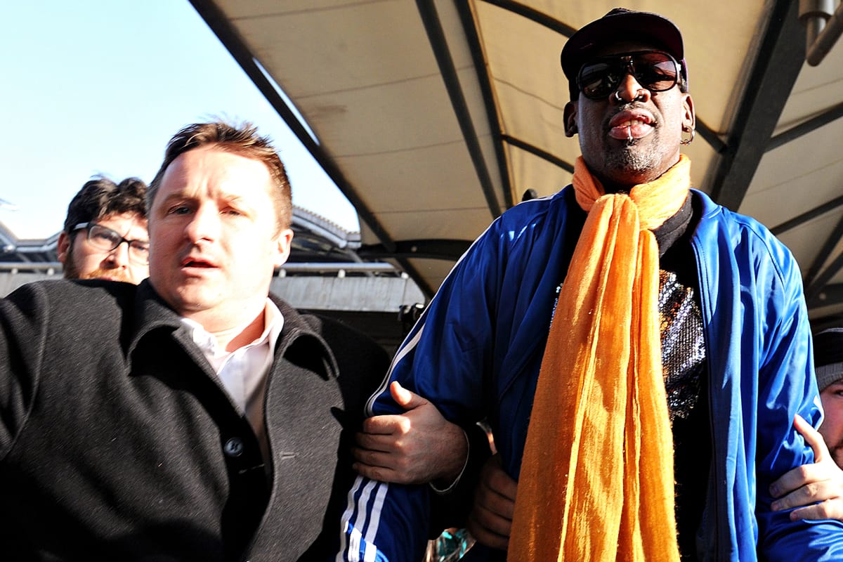 Vuonna 2014 otetussa kuvassa Michael Spavor (vas.) ja entinen koripalloilija Dennis Rodman (oik.) saapuvat Pekingin lentokentälle.
