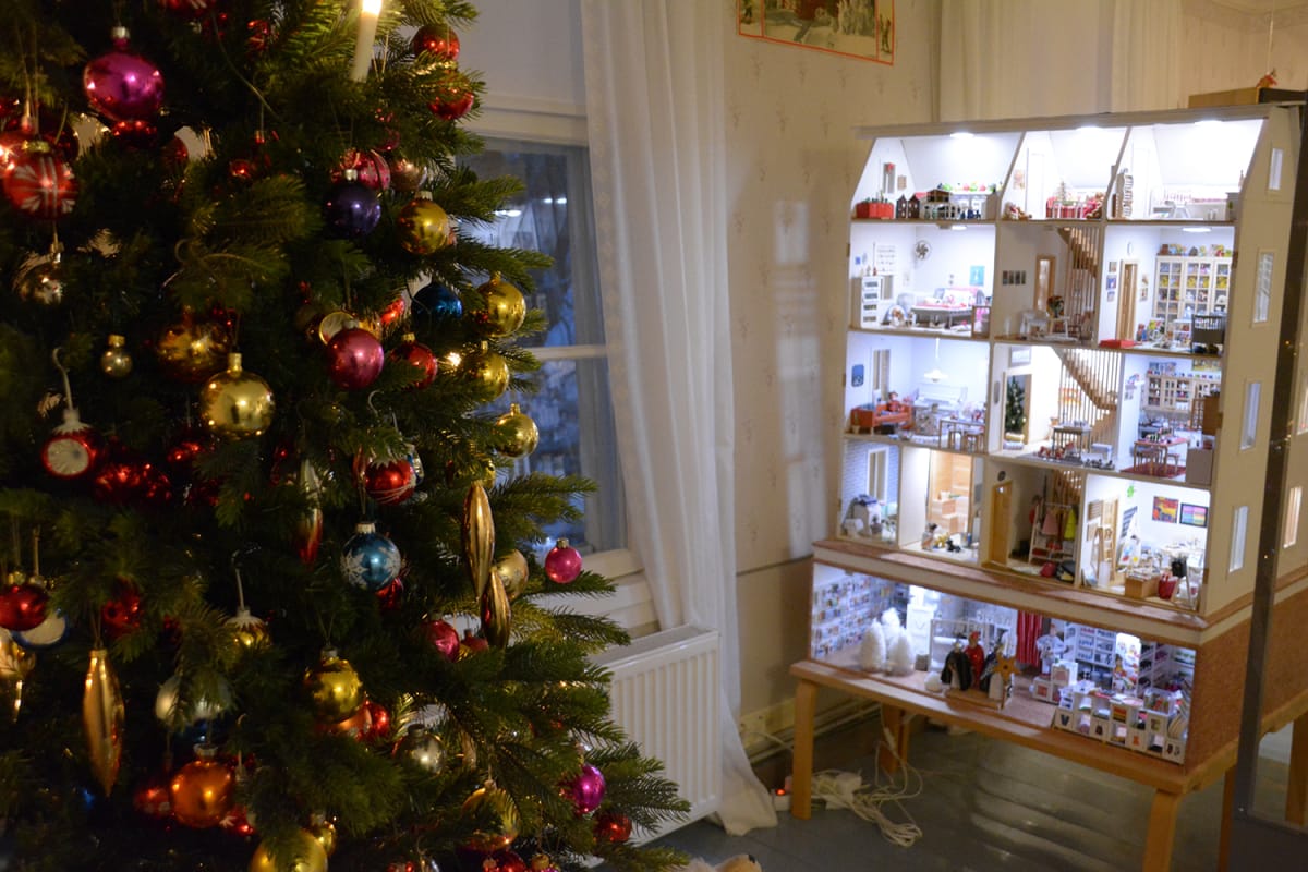 Joulukuusi ja nukkekoti Joulu- ja lelumuseo Lekkermannissa