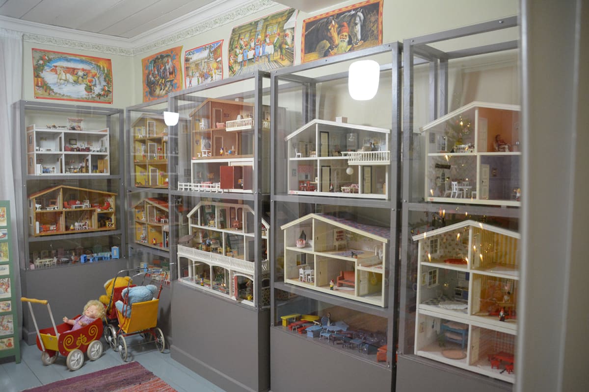 Joulu- ja lelumuseo Lekkermannin huone, jossa on lähes täydellinen lundby-nukkekoti kokoelma