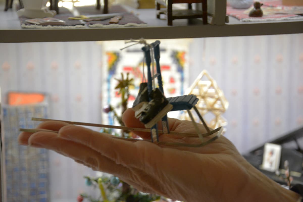 Nukkekotiin koristeeksi askarrellut luistimet ja potkuri joulu- ja lelumuseo lekkermannissa