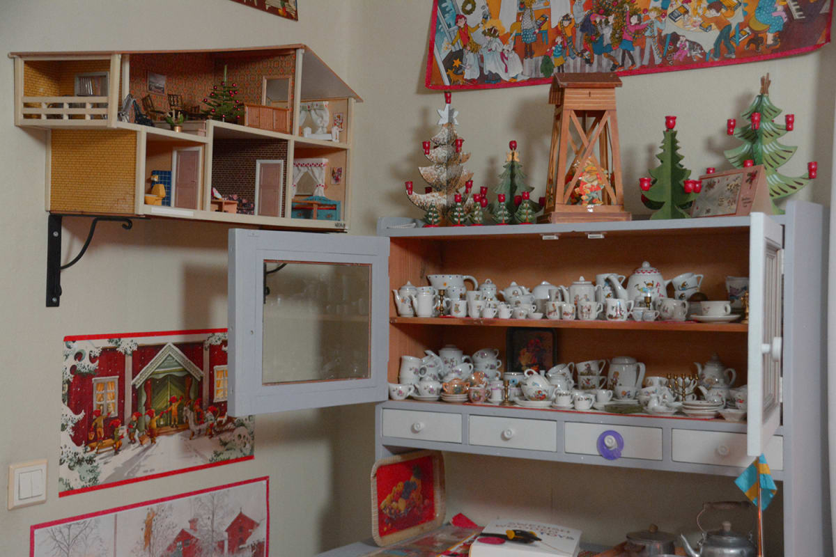 Nukkekoti, joulujulisteita ja teeastiasto Joulu- ja lelumuseo Lekkermannissa