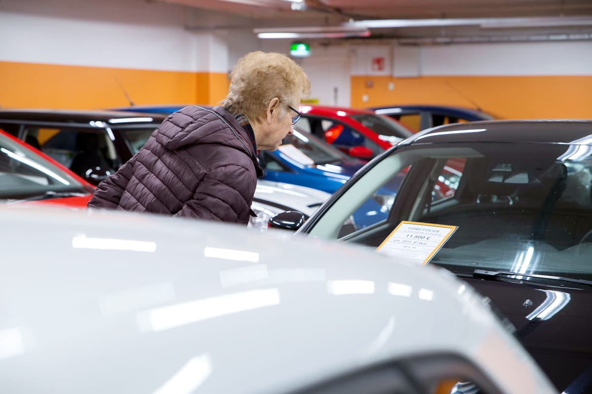 Asiakas Veholla katselee esillä olevia vaihtoautoja.