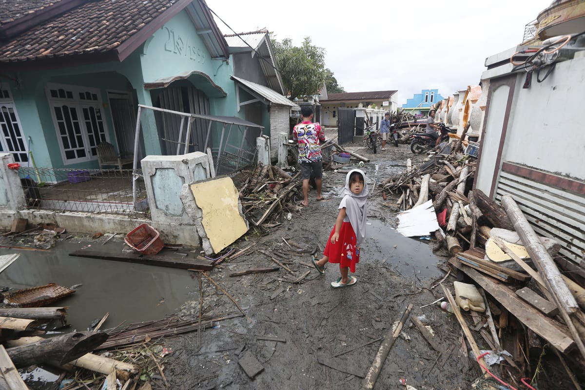 Tsunamin tuhoja Bantenissa Indonesiassa 25. joulukuuta. Sen aiheutti tulivuori Anak Krakataun purkautuminen. Yli 400 ihmistä kuoli tsunamin seurauksena.