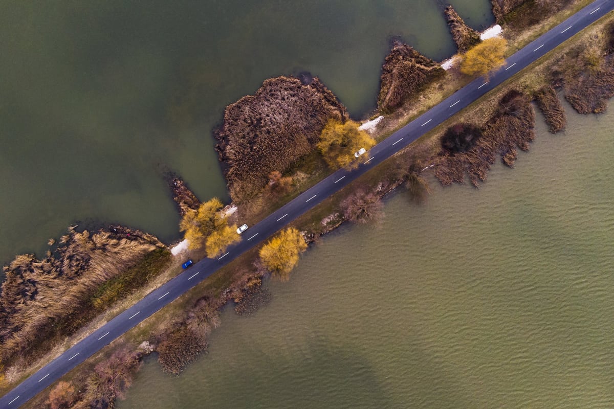 Zalavarin ja Zalaszabarin välinen pengerrys Pikku-Balatonilla Unkarissa.