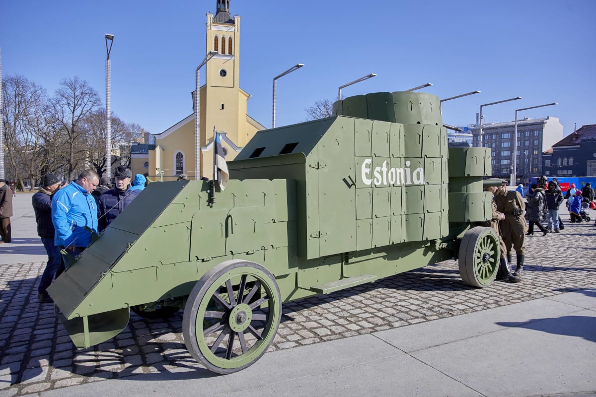 Viron ensimmäisen vuonna 1918 rakennetun panssariauton kopio.