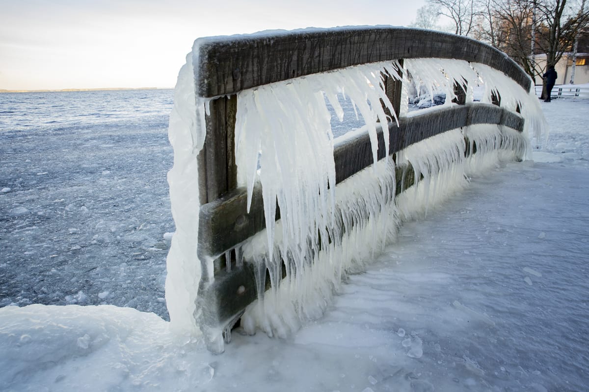 Jäätynyt kävelysilta