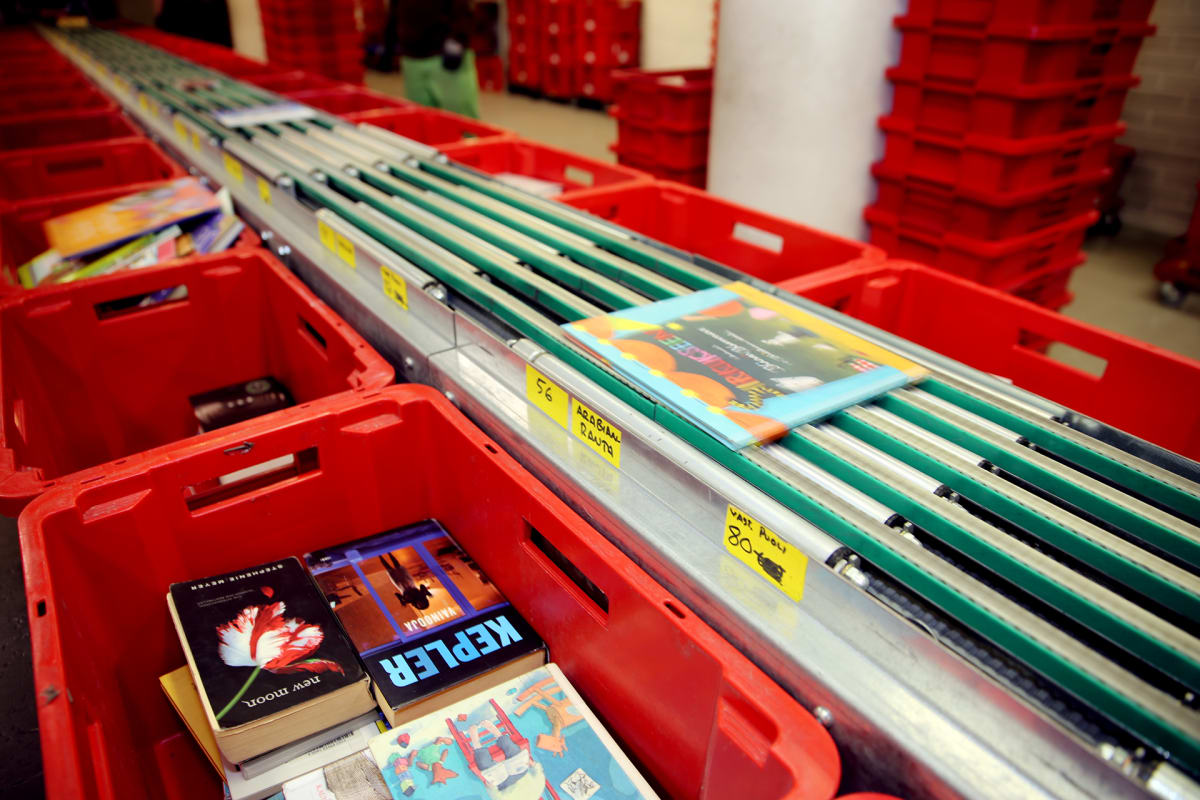 Kirjoja laatikoissa kaupunginkirjaston logistiikkayksikössä Pasilassa.