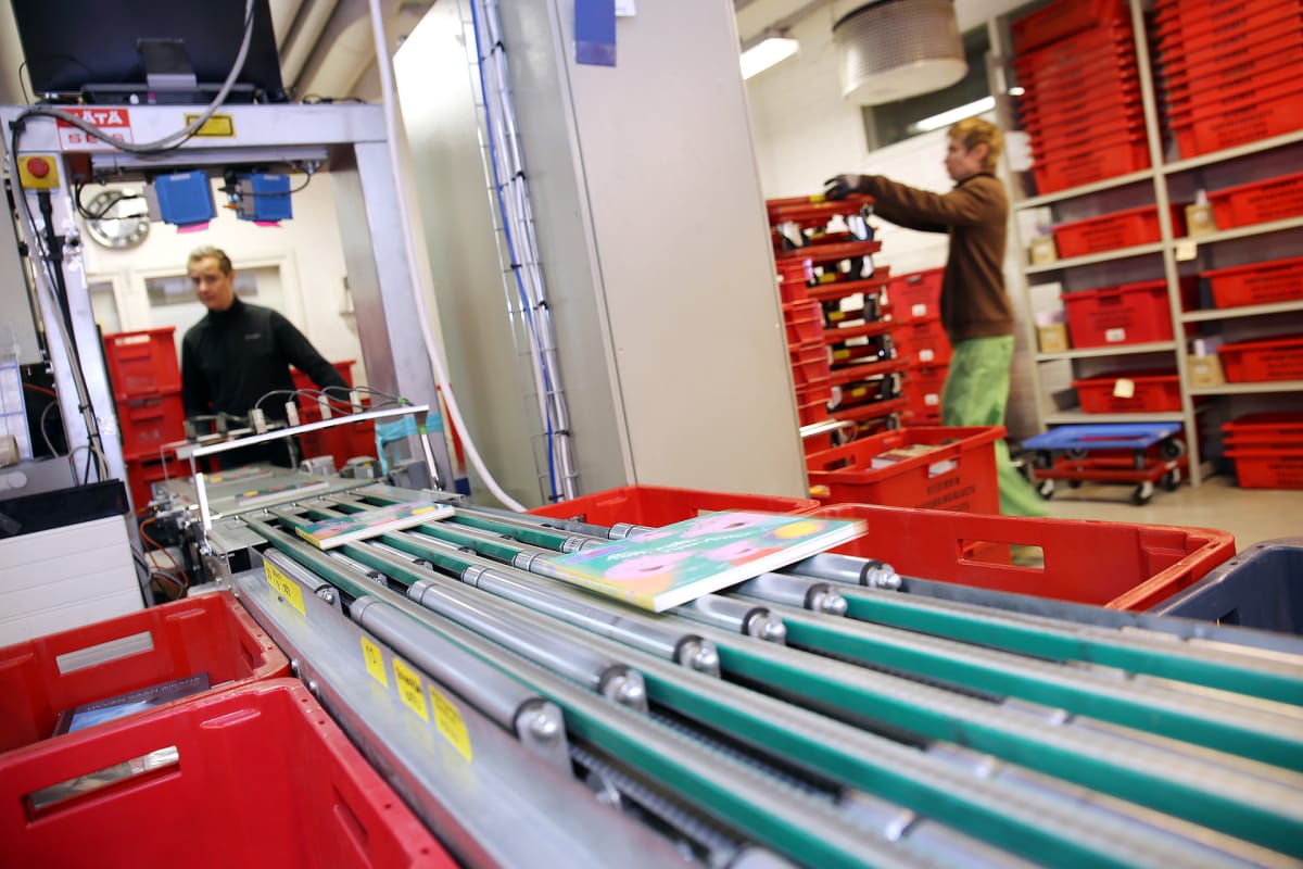 Palautettuja kirjoja hihnalla Helsingin kaupunginkirjaston logistiikkayksikössä Pasilassa.