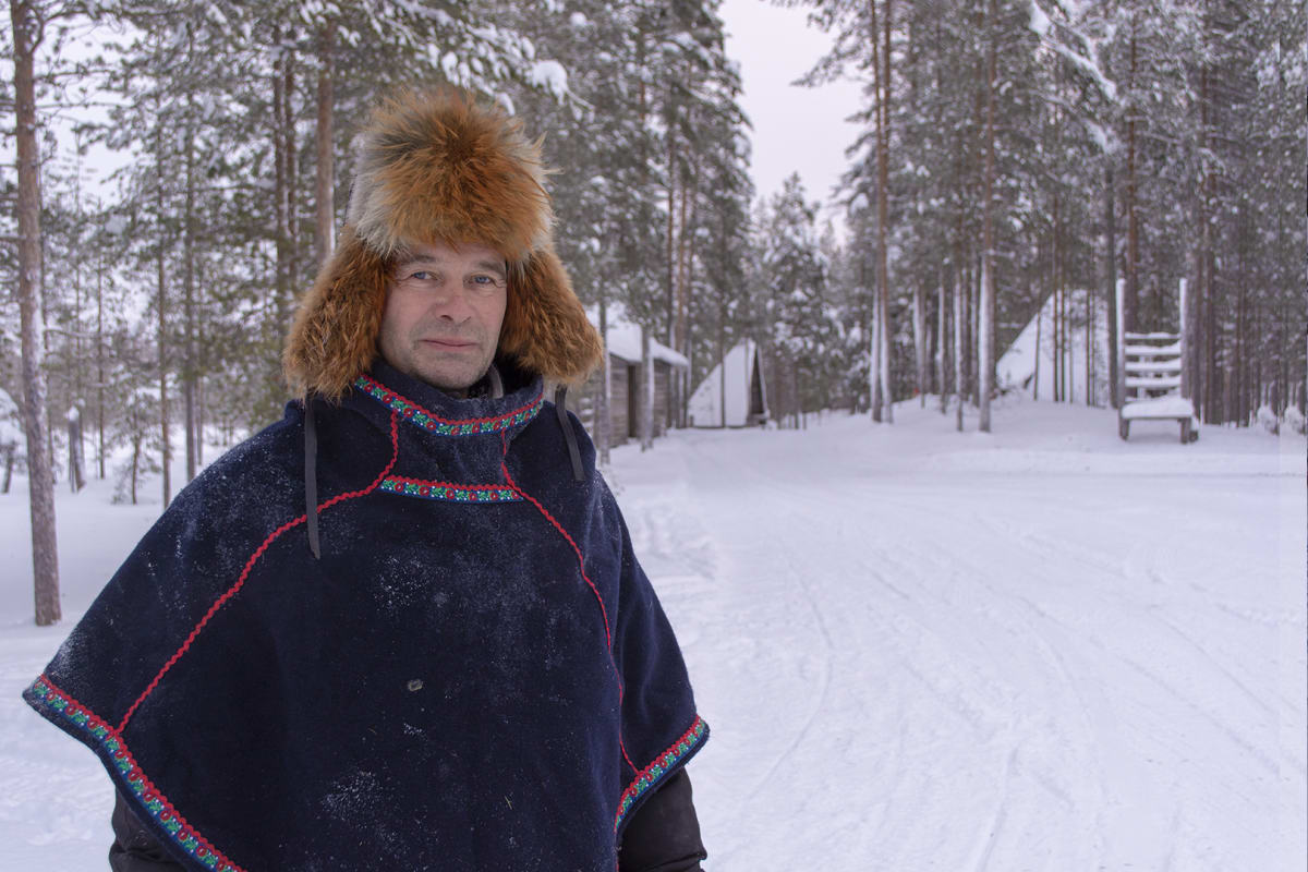 Poroyrittäjä Esa Ukonmaanaho joutui lomauttamaan yhden työntekijänsä hotellipalon takia.