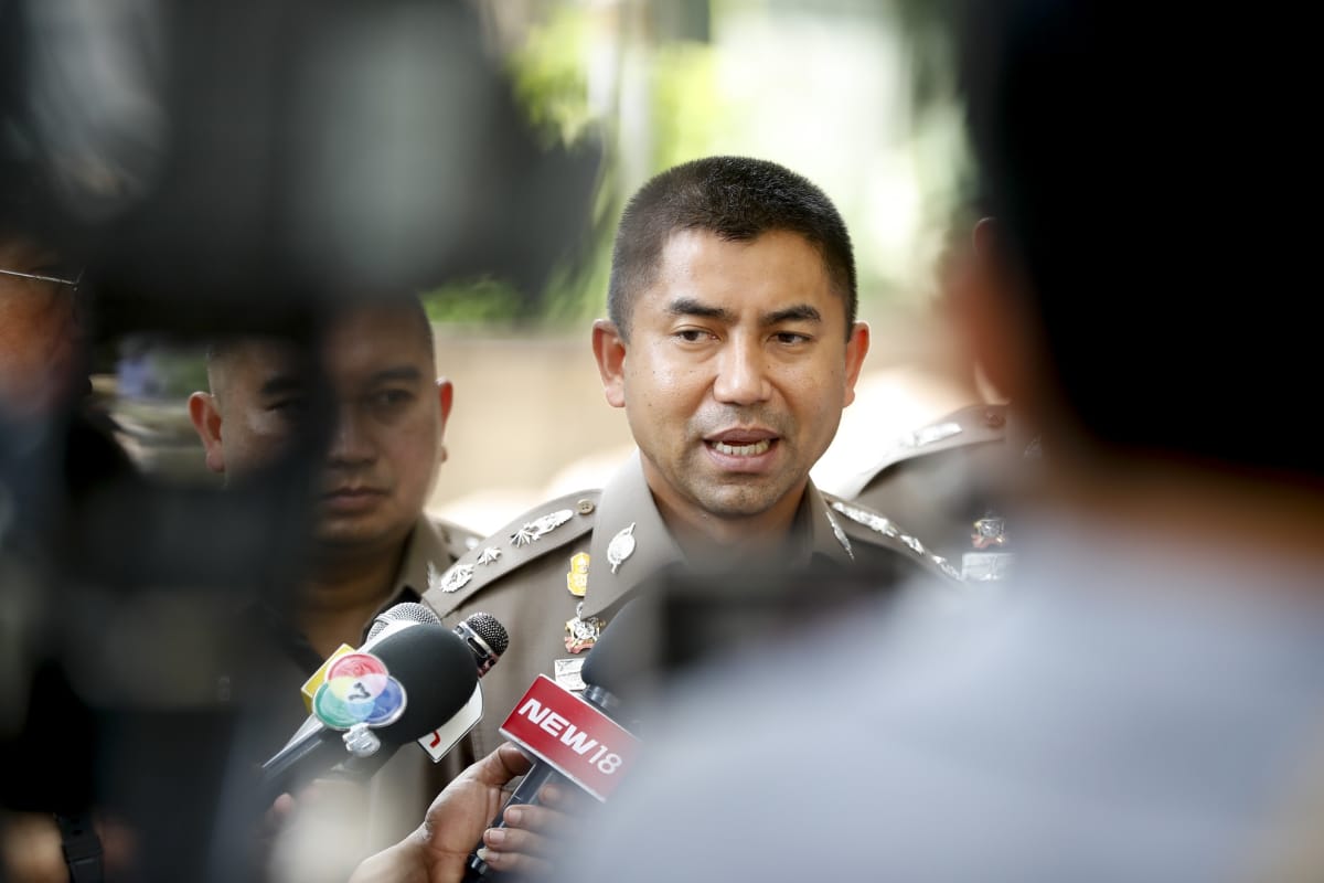 Thaimaan johtava maahantuloviranomainen Surachate Hakparn puhui lehdistölle Saudi-Arabian Bangkokin-lähetystön edessä 7. tammikuuta 2019.