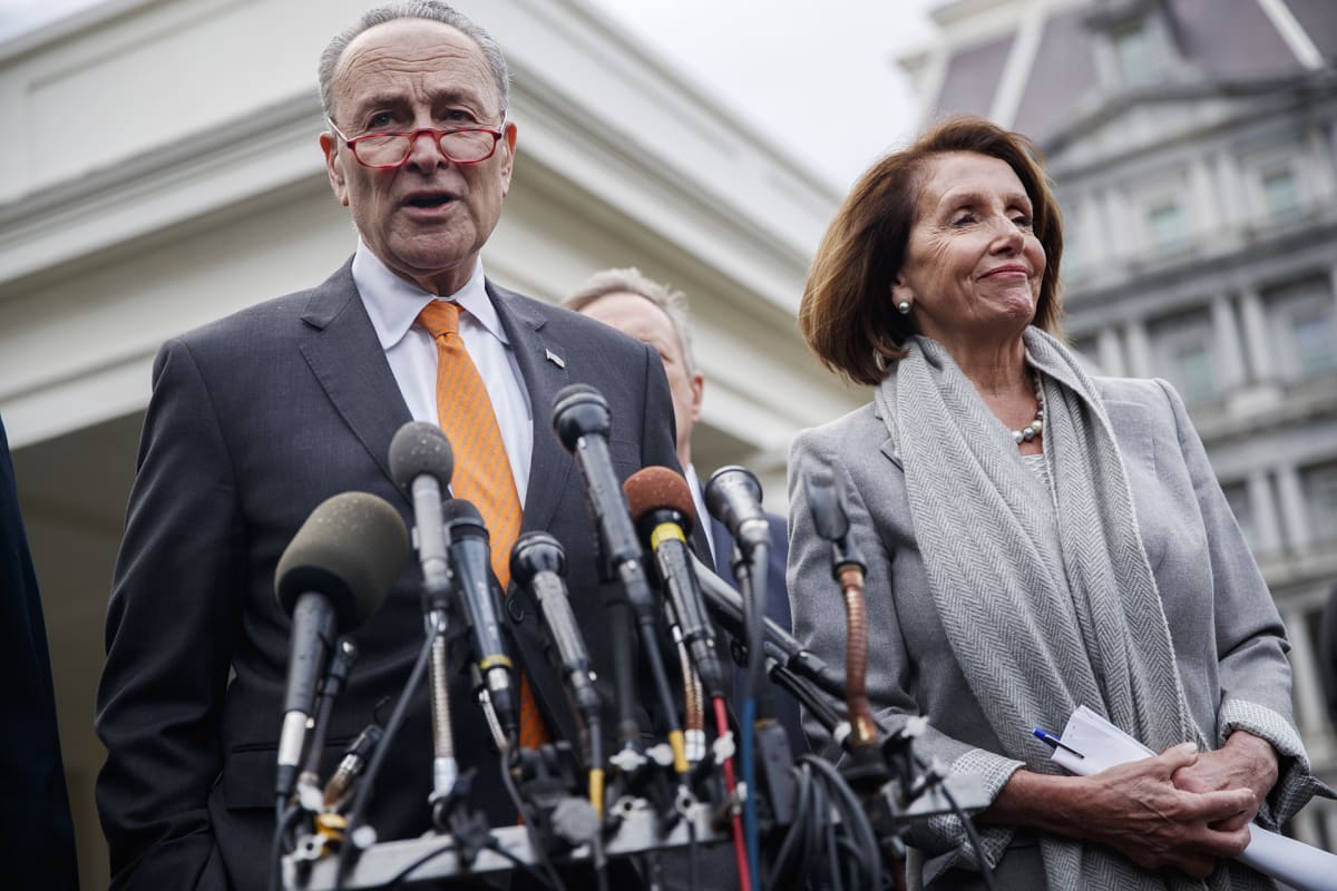 Chuck Schumer ja Nancy Pelosi tiedotustilaisuudessa Donald Trumpin kanssa käytyjen neuvottelujen jälkeen Valkoisessa talossa keskiviikkona.