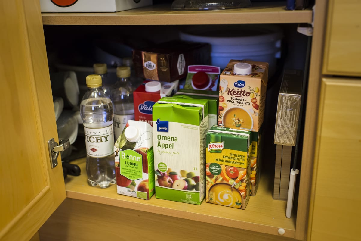Kuvassa ruoka-aineita ja vettä komerossa.