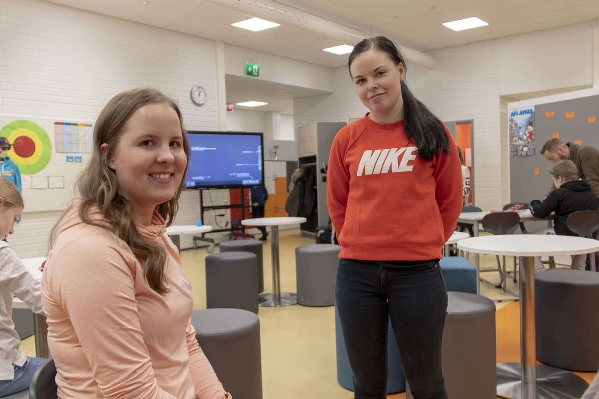Fysioterapiaopiskelijat Elina Lääperi ja Niina Backman