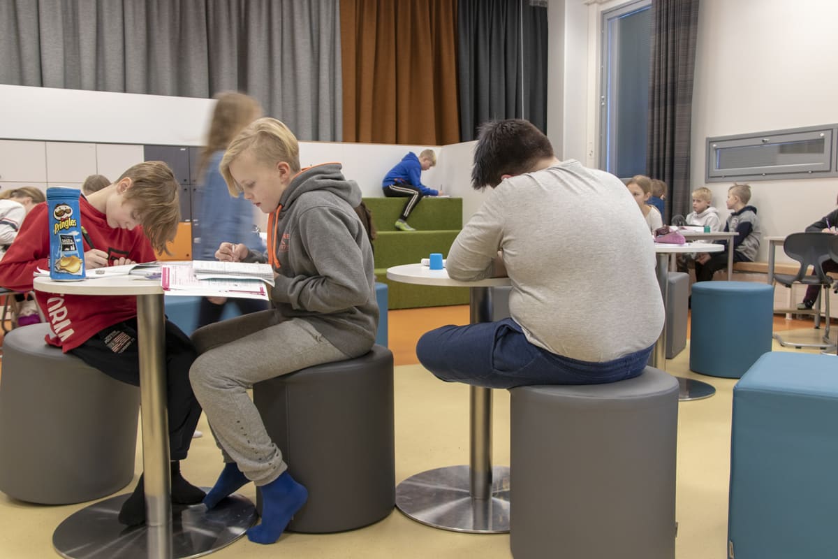 Oppilaita luokkatilassa Rantaroustin koulussa