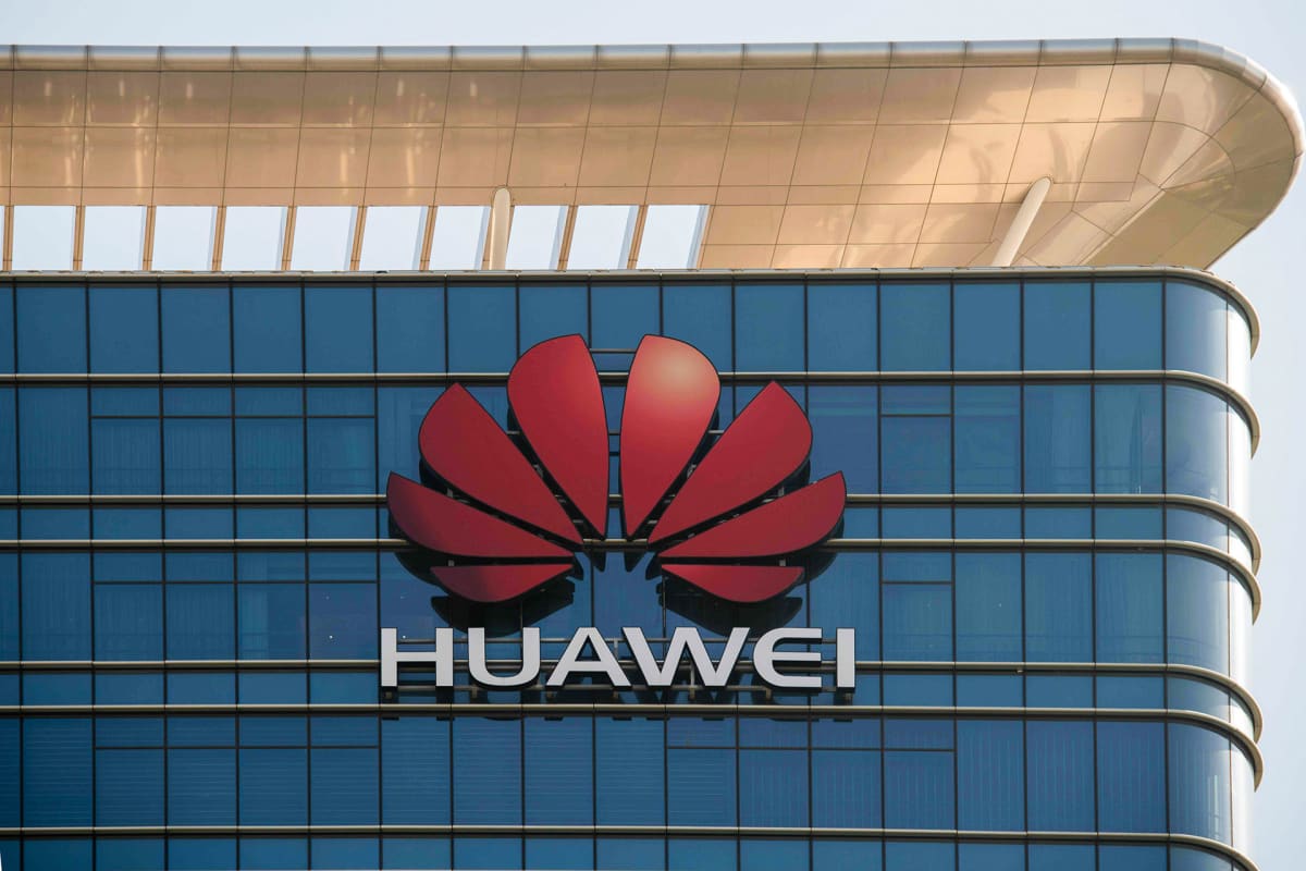 Huawei logo seinässä
