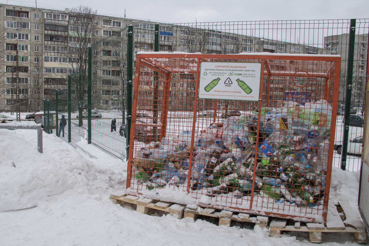 Muovipullojen keräyshäkki Petroskoissa