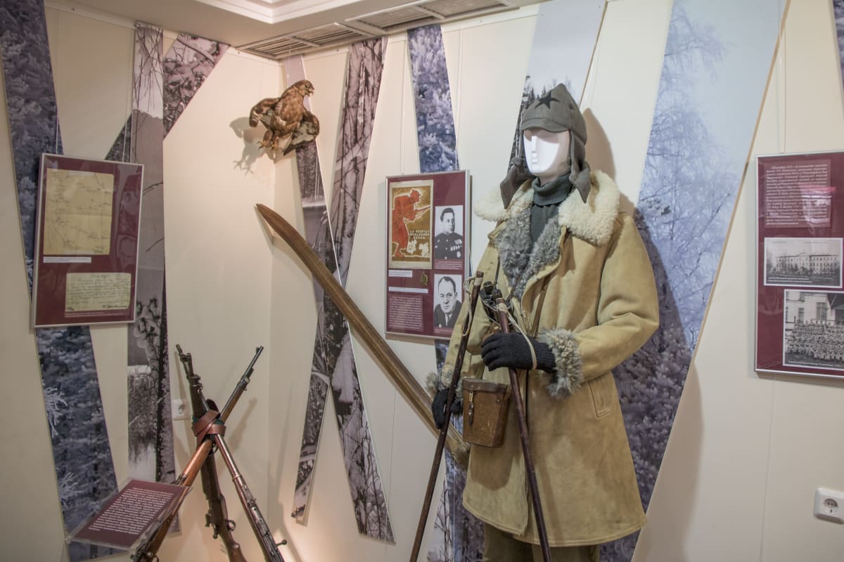 Hiihtäjähahmo Karjalan kansallismuseon näyttelyssä Petroskoissa