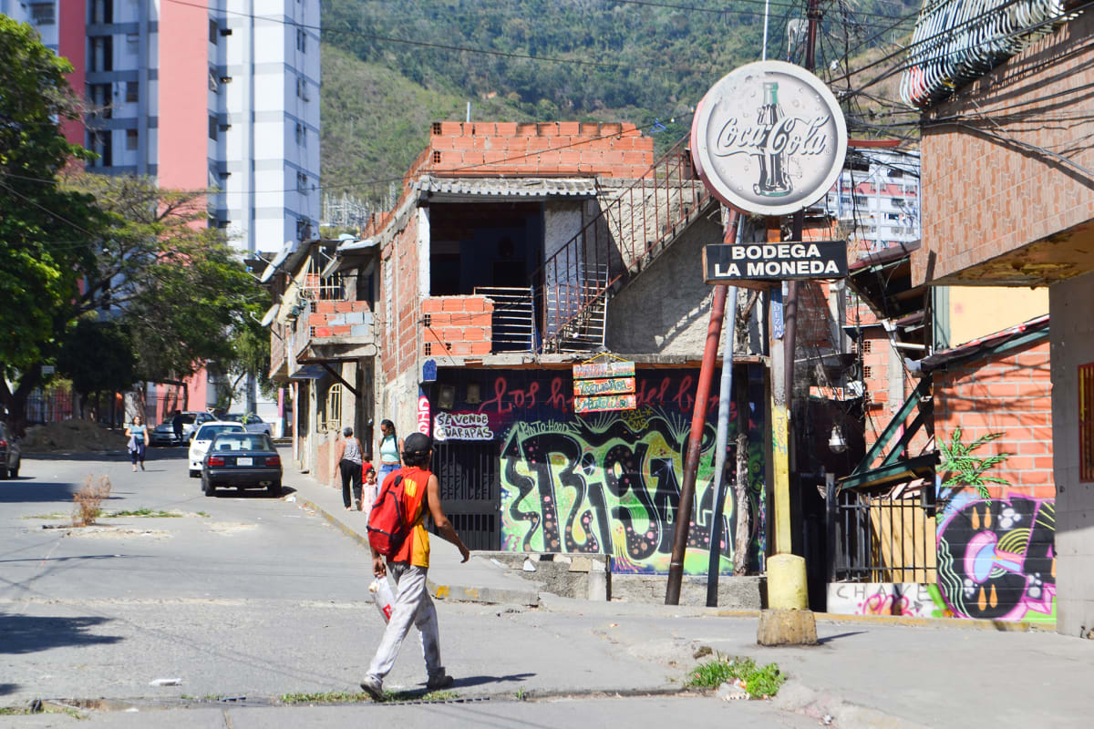 Pinto Salinasin slummissa elämä on taistelua päivästä toiseen. Myös täällä odotetaan, että Nicolas Maduro syöstään vallasta.