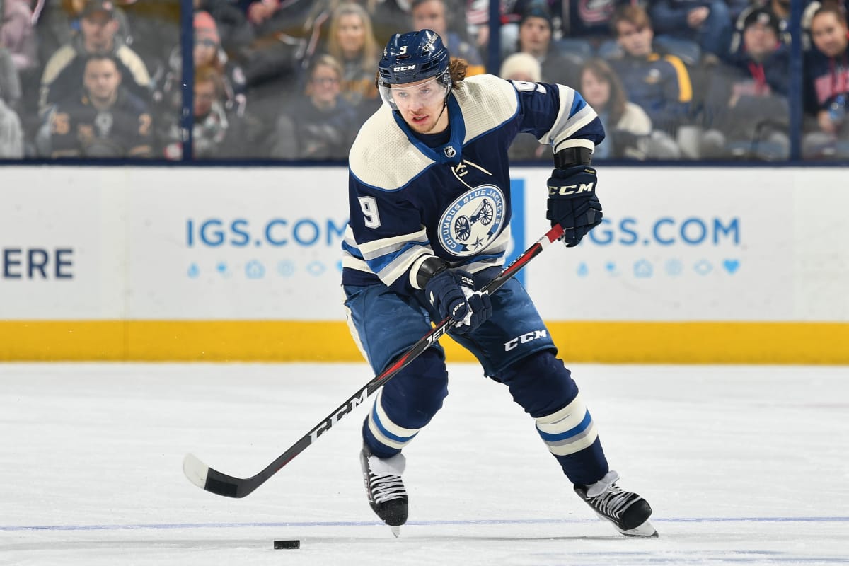 Artemi Panarin kuljettaa kiekkoa.