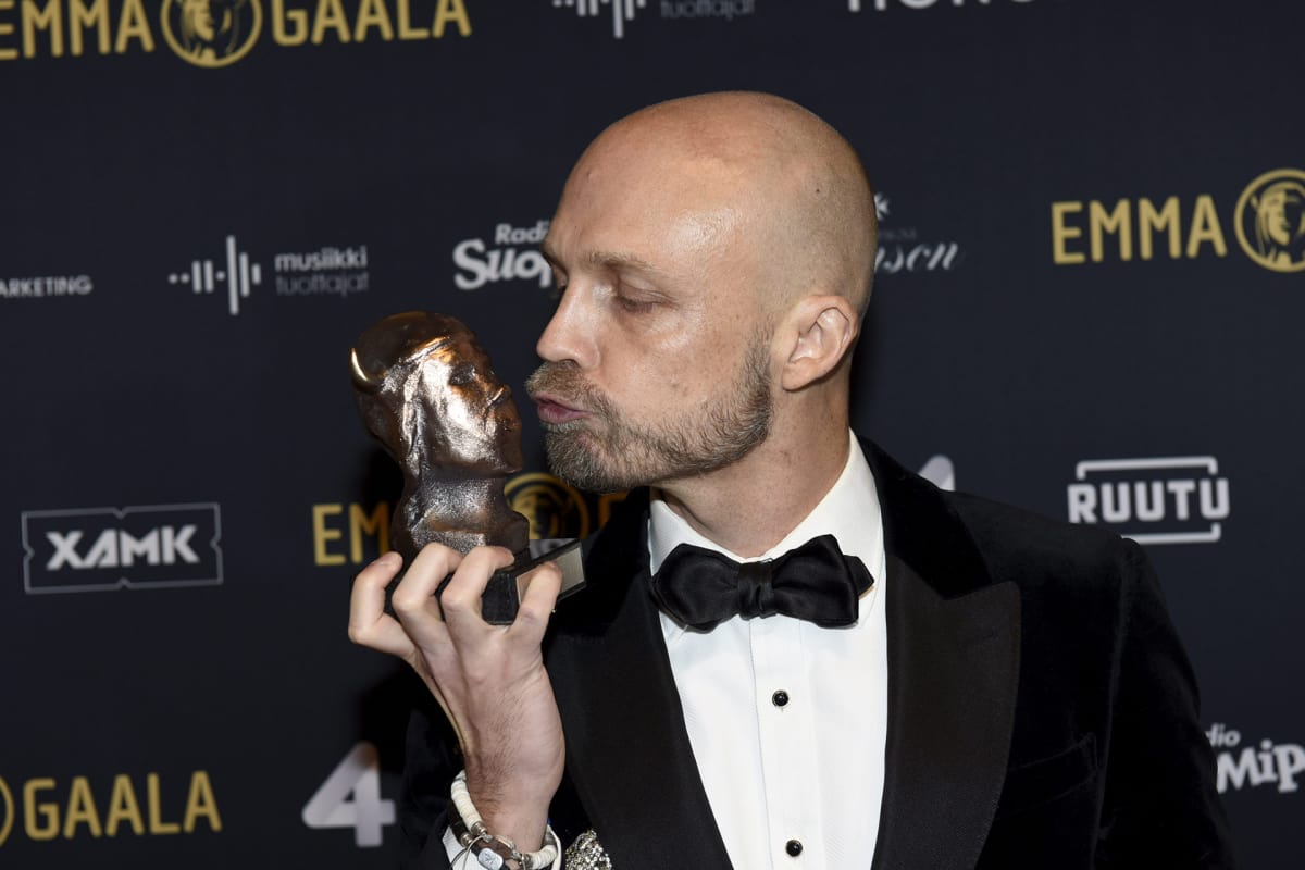 Juha Tapio vastaanotti Vuoden Iskelmä Emman Emma-gaalassa