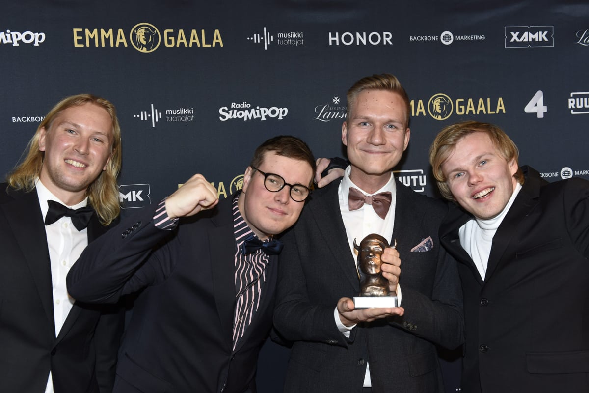 Gasellit-yhtye vastaanottivat Vuoden Yhtye Emman Emma-gaalassa.