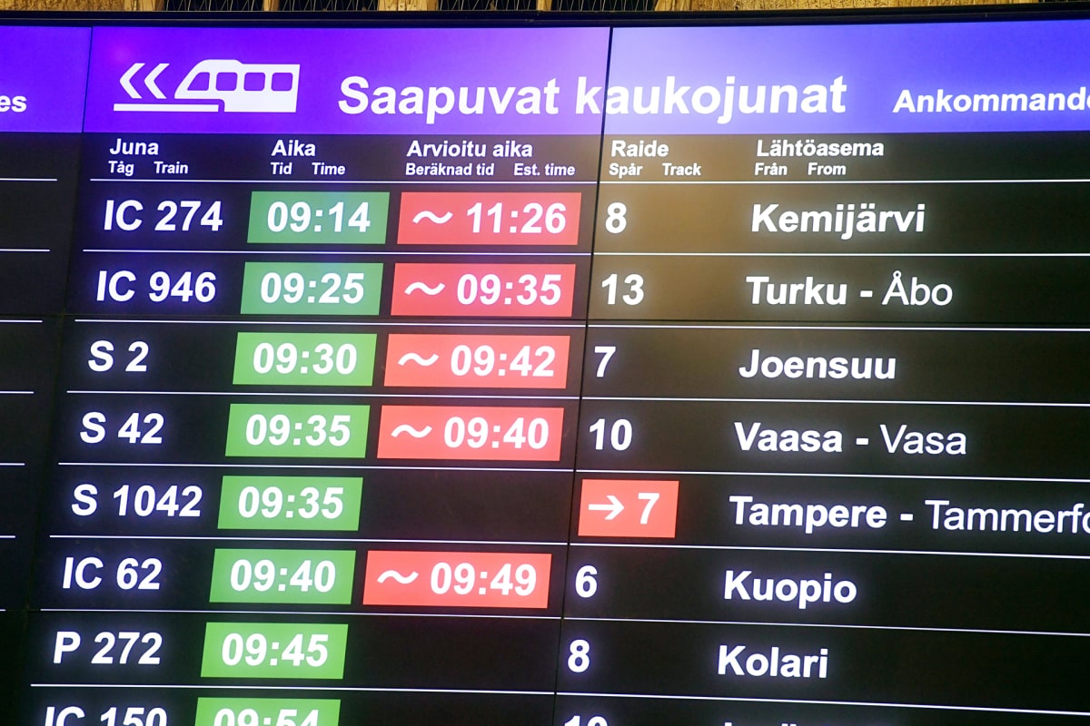 Näyttö Helsingin Rautatieasemalla kertoo kaukojunien myöhästymisistä.