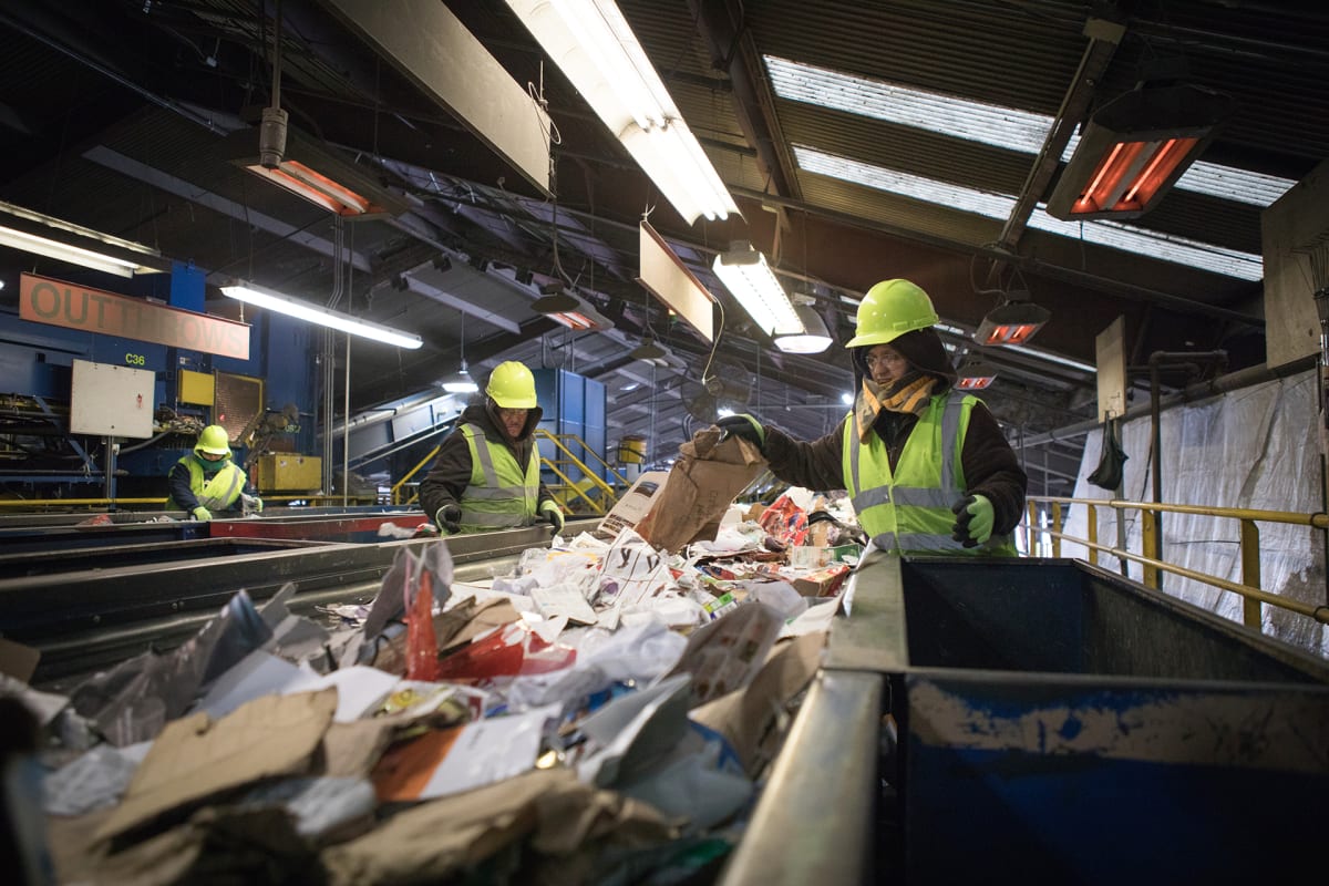 Kiinan lopetettua yhdysvaltalaisten kierrätysmateriaalin ostamisen useita tonneja kierrätyspaperia jouduttiin viemään USA:ssa kaatopaikalle.