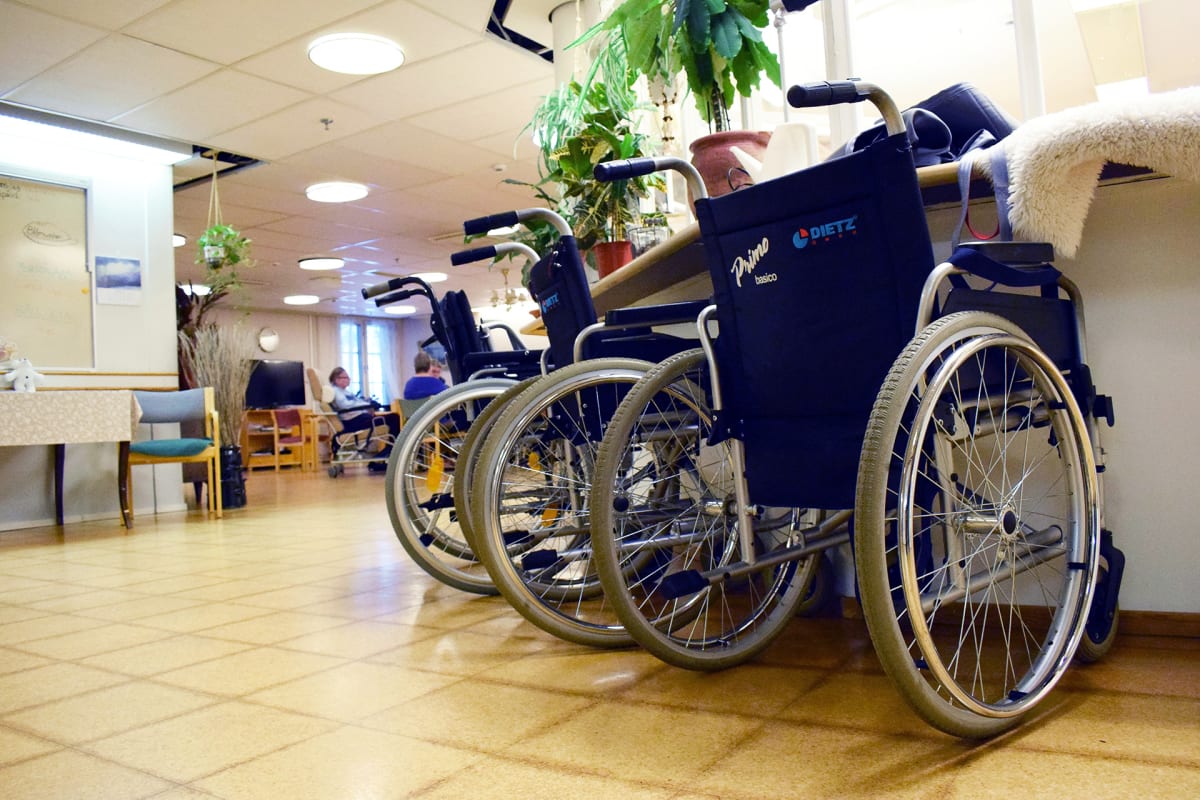 Pyörätuoleja hoitokodin eteisessä.