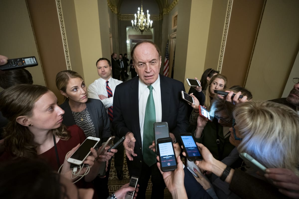 Republikaaneja edustava senaattori Richard C. Shelby kertoi toimittajille rajaturvallisuuden rahoitusta koskevien neuvottelujen etenemisestä kongressitalolla Washingtonissa.