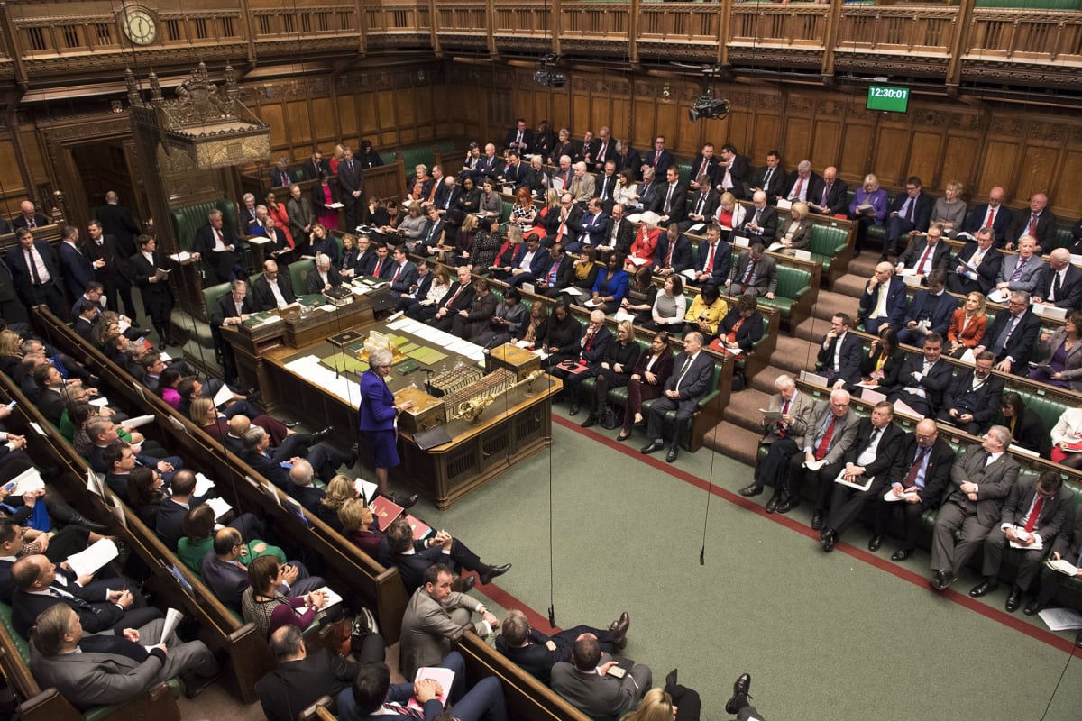 Pääministeri Theresa May puhuu Britannian parlamentin alahuoneessa 31. tammikuuta 2019.