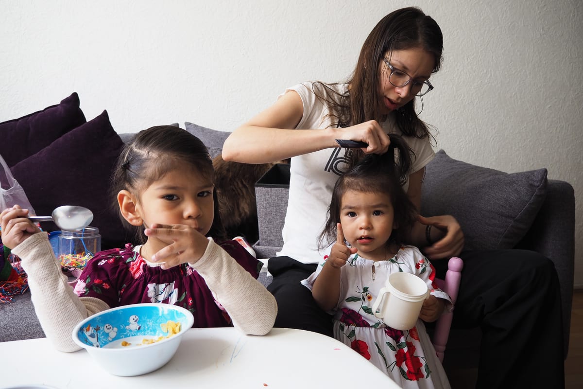 Elisa Sánchez Rojas kampaa tyttäriään ennen päiväkotiin lähtöä.