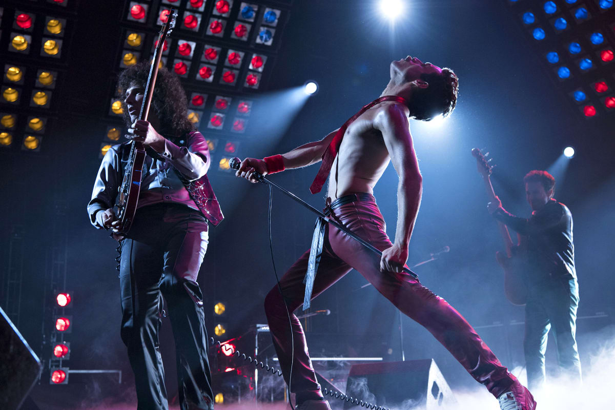 Rami Malek (etualalla) esittää Bohemian Rhapsody -elokuvassa Freddie Mercurya ja Gwilym Lee kitaristi Brian Mayta.