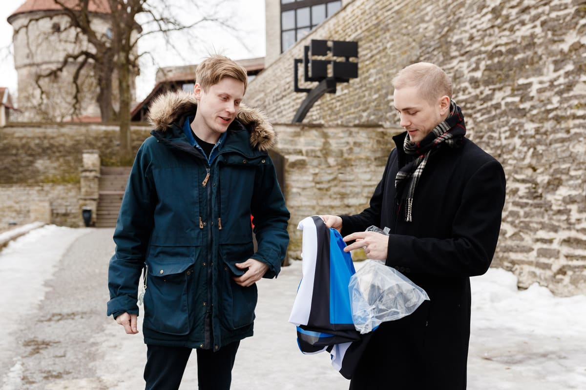 Jaan-Matti Saul ja Peedu Tuisk pakkaavat ristilippua Tallinnassa